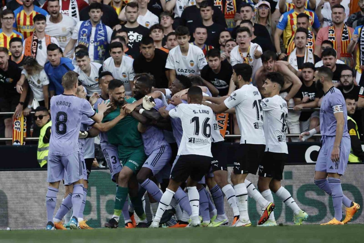 Valencia’ya 5 maç seyircisiz oynama cezası verildi