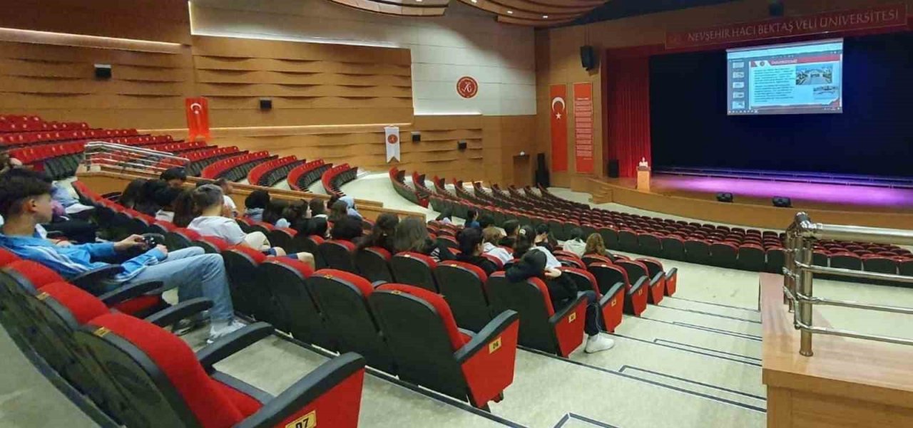 Liseli gençler NEVÜ’de