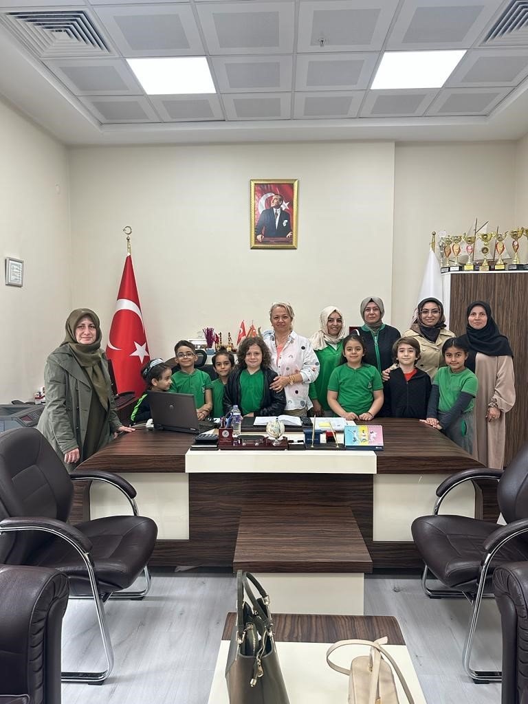 Miniklerden duygulandıran ev sahipliği