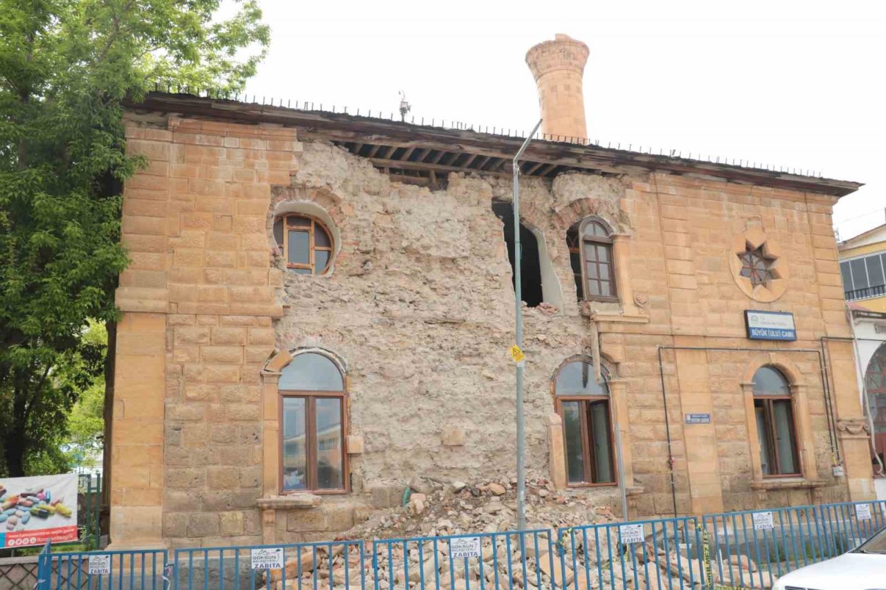 Vatandaşlar, depremde zarar gören caminin yıkılıp yeniden yapılmasını istedi