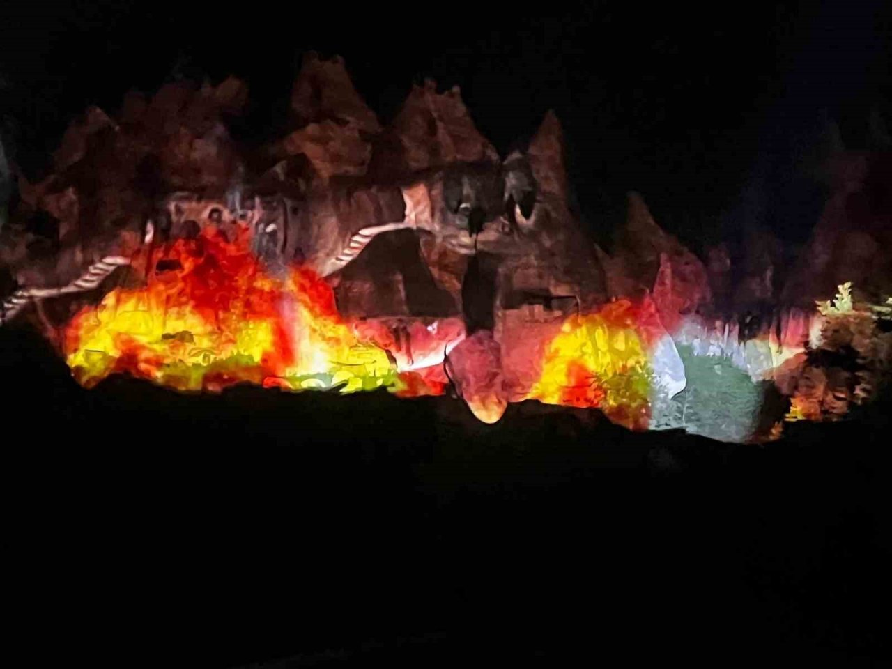 Kapadokya’da tarih peribacalarına yansıtıldı