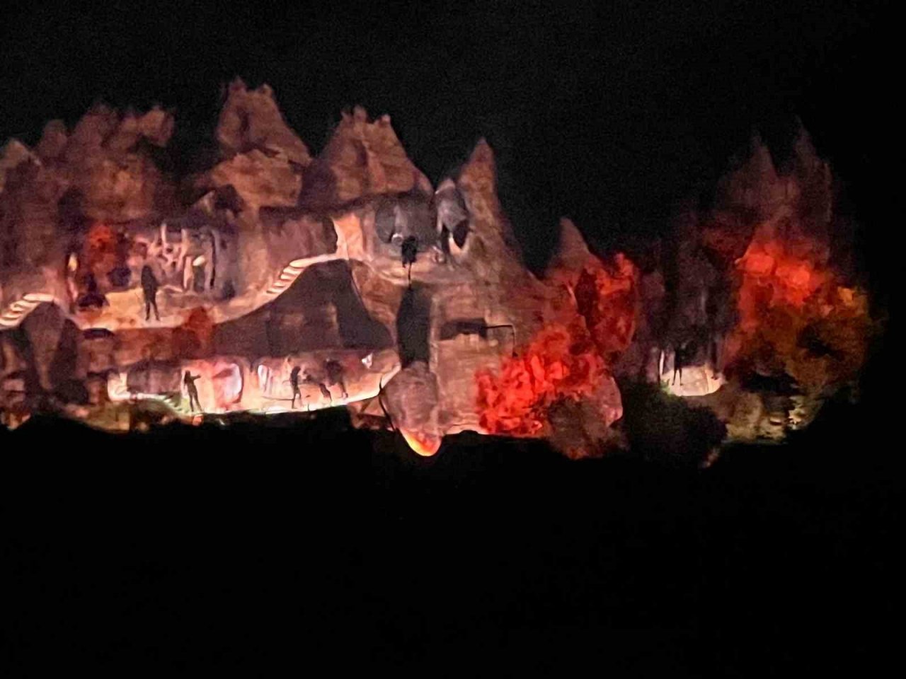 Kapadokya’da tarih peribacalarına yansıtıldı