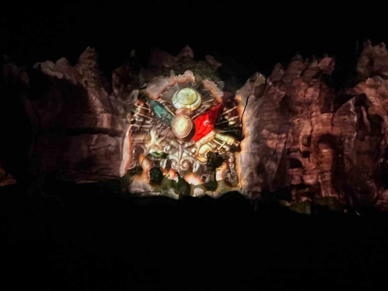 Kapadokya’da tarih peribacalarına yansıtıldı