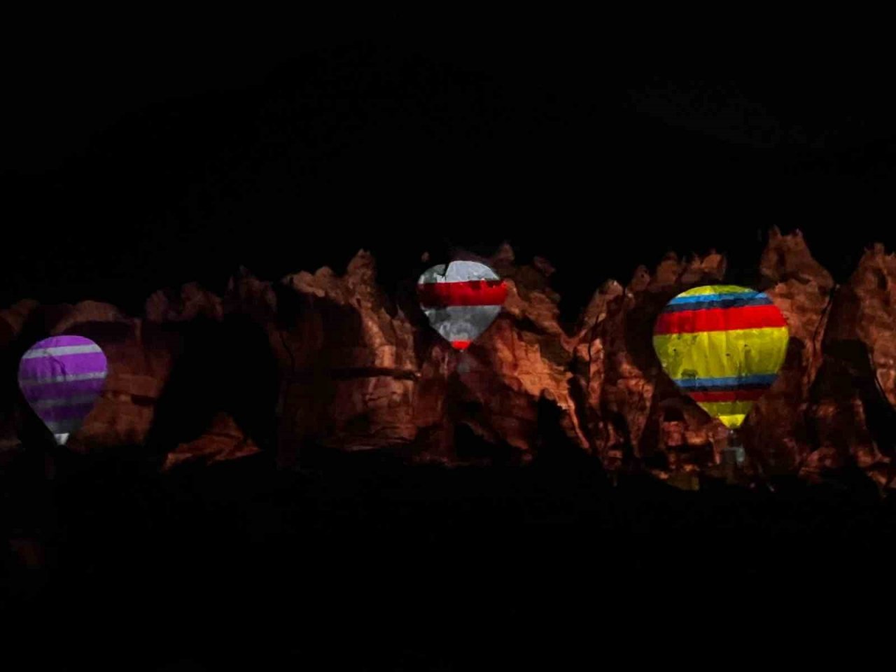 Kapadokya’da tarih peribacalarına yansıtıldı