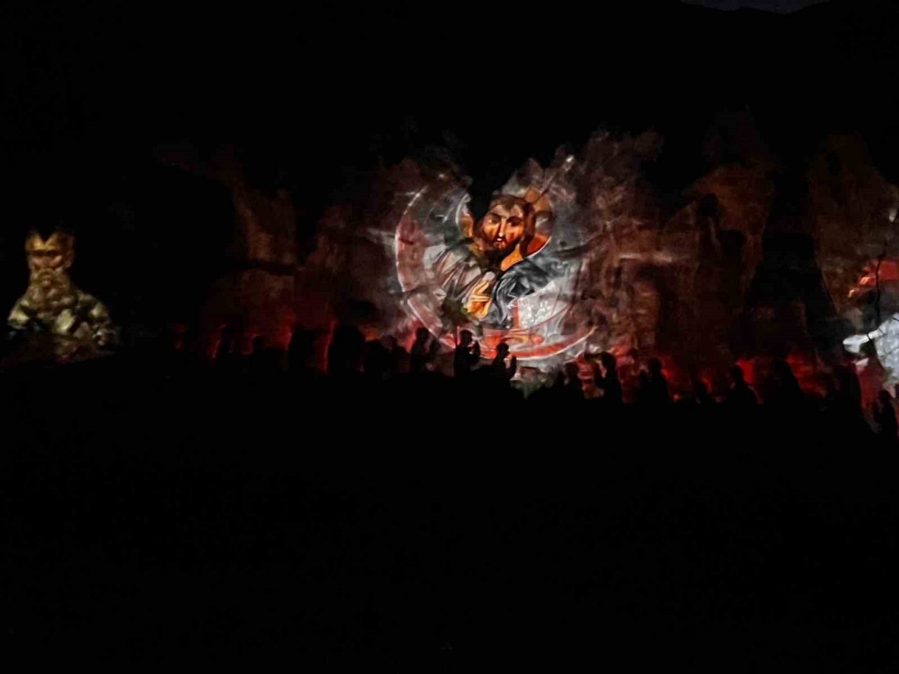 Kapadokya’da tarih peribacalarına yansıtıldı