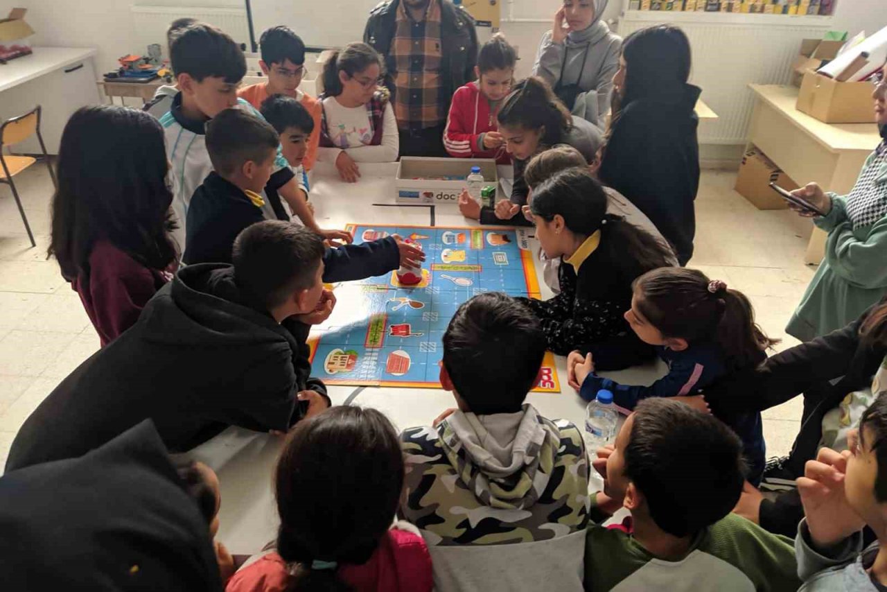 Karaman’da çocuk üniversitesi, depremden etkilenen çocuklar için etkinlik düzenledi