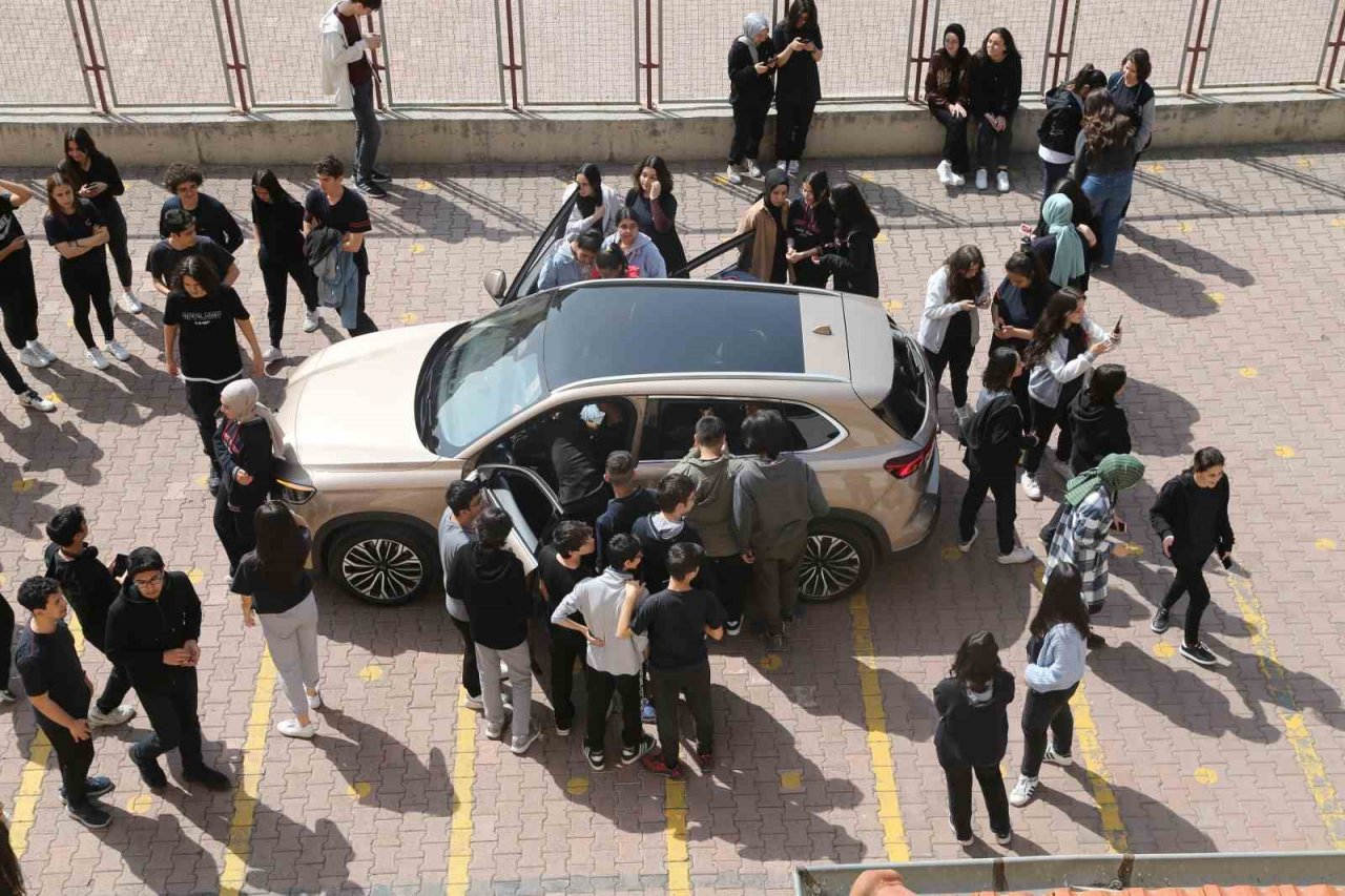 Başkan Büyükkılıç, öğrencilerle TOGG’u buluşturuyor