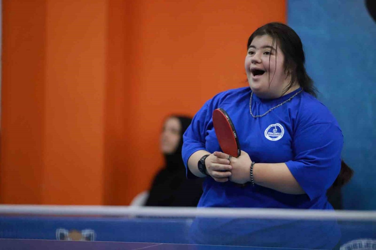 Özel sporcuların masa tenisi turnuvası