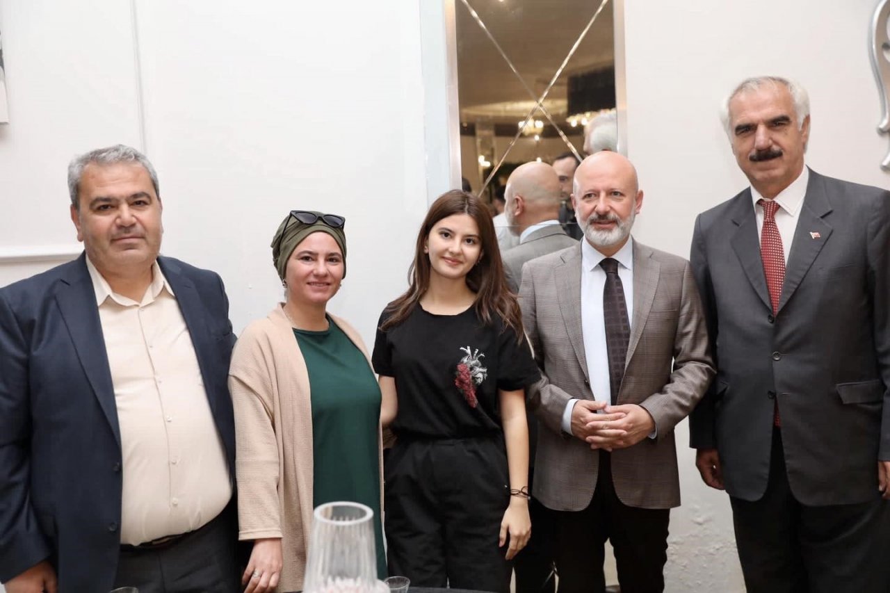 Başkan Çolakbayrakdar, deprem bölgesinde çalışan berber ve kuaförlerle bir araya geldi