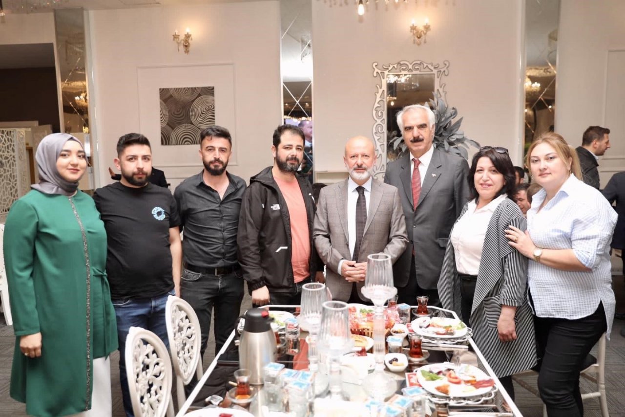 Başkan Çolakbayrakdar, deprem bölgesinde çalışan berber ve kuaförlerle bir araya geldi