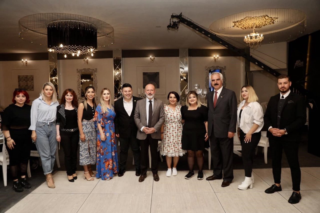 Başkan Çolakbayrakdar, deprem bölgesinde çalışan berber ve kuaförlerle bir araya geldi