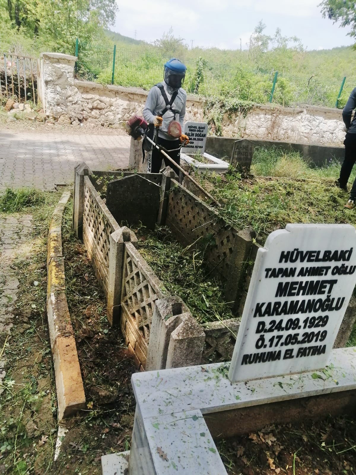 Körfez Mezarlığı’nda yabani ot temizliği