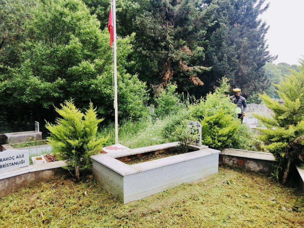 Körfez Mezarlığı’nda yabani ot temizliği
