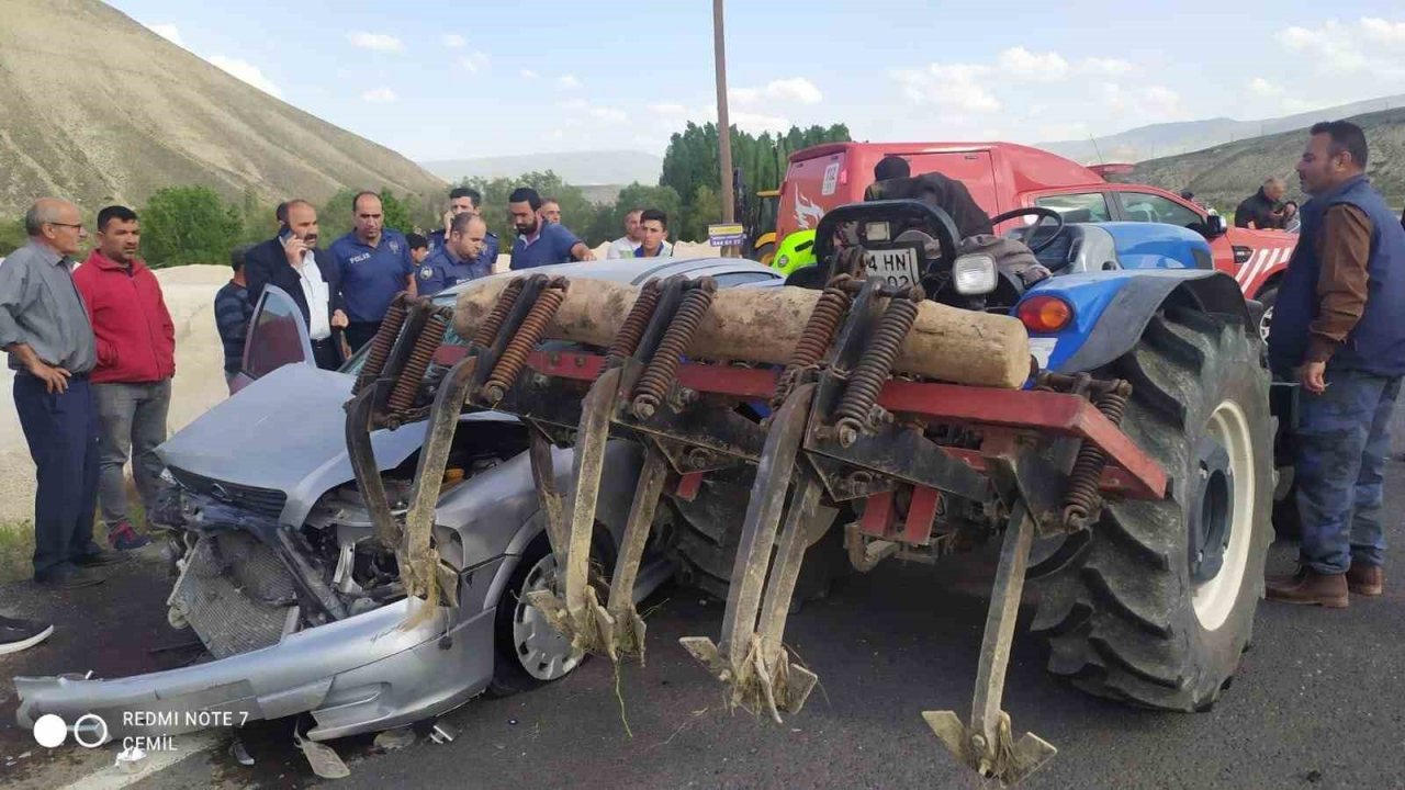 Otomobil traktöre arkadan çarptı: 1 ölü