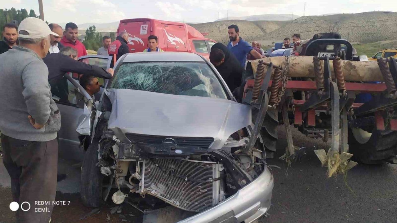 Otomobil traktöre arkadan çarptı: 1 ölü