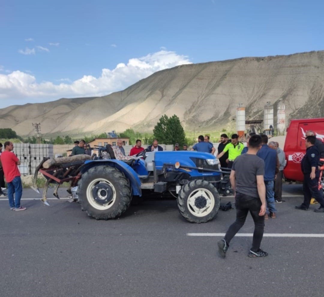 Otomobil traktöre arkadan çarptı: 1 ölü