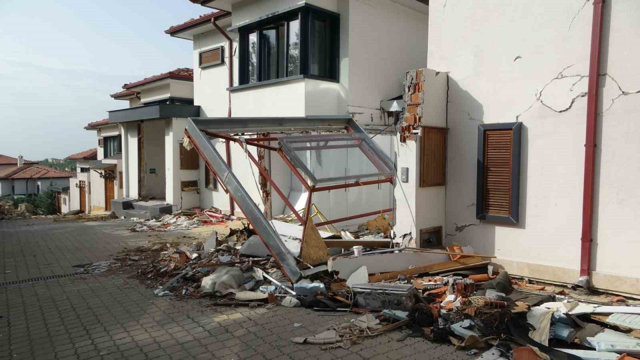 Depremin vurduğu milyonluk villalar için yıkım kararı