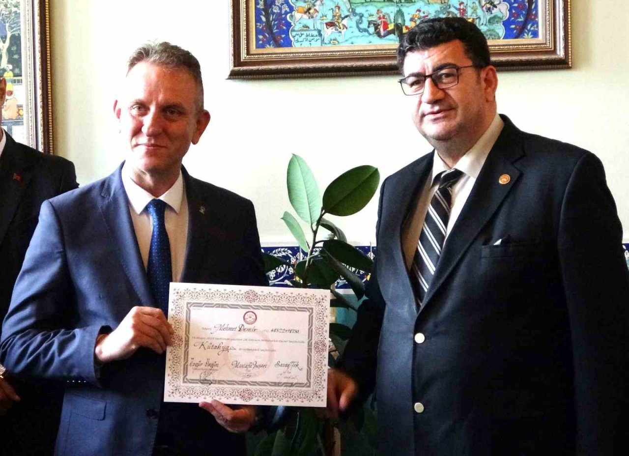 AK Parti Kütahya milletvekilleri mazbatalarını aldı