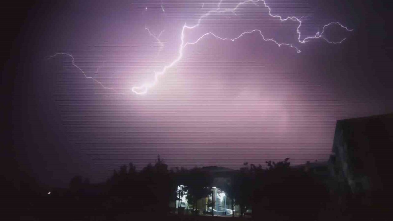 Bingöl’de şimşekler geceyi gündüze çevirdi