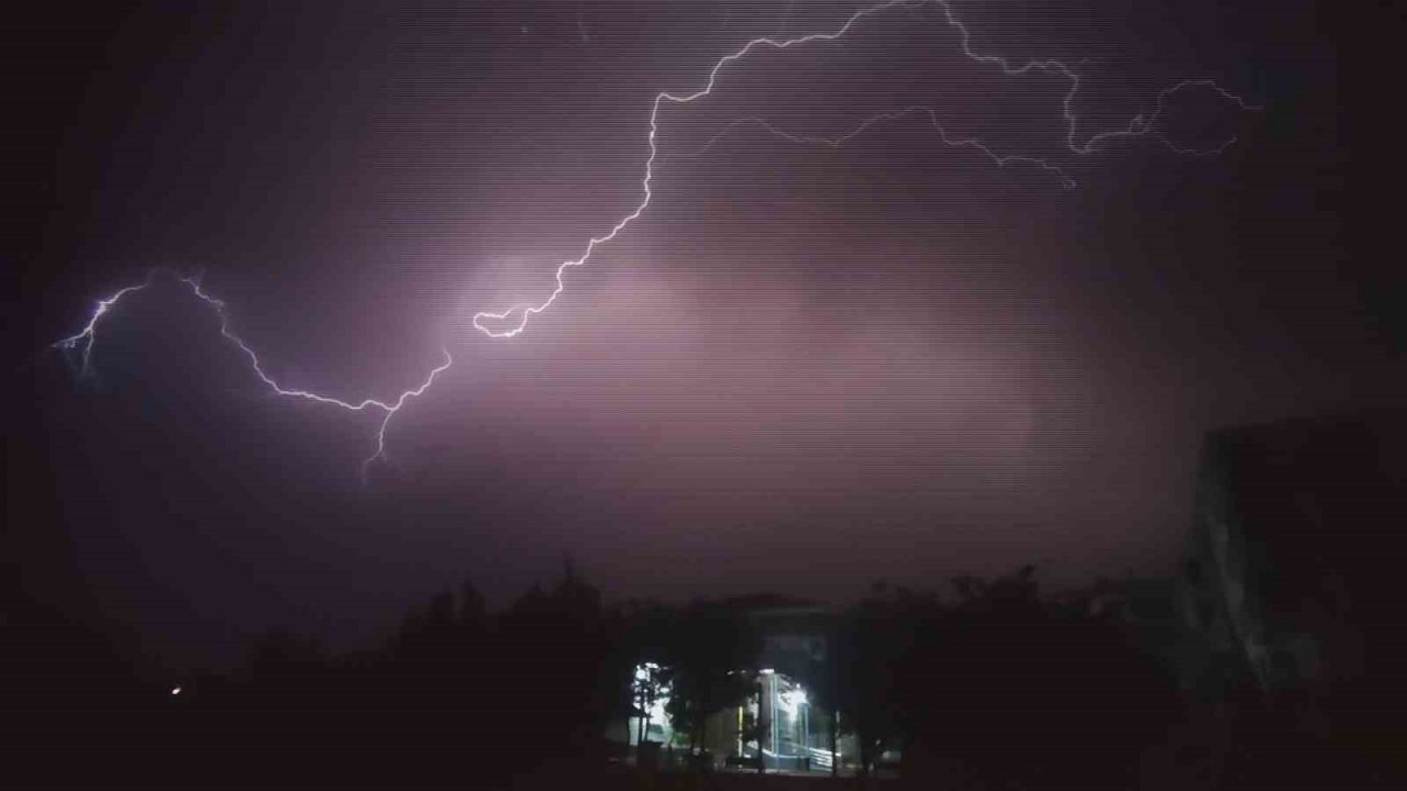 Bingöl’de şimşekler geceyi gündüze çevirdi