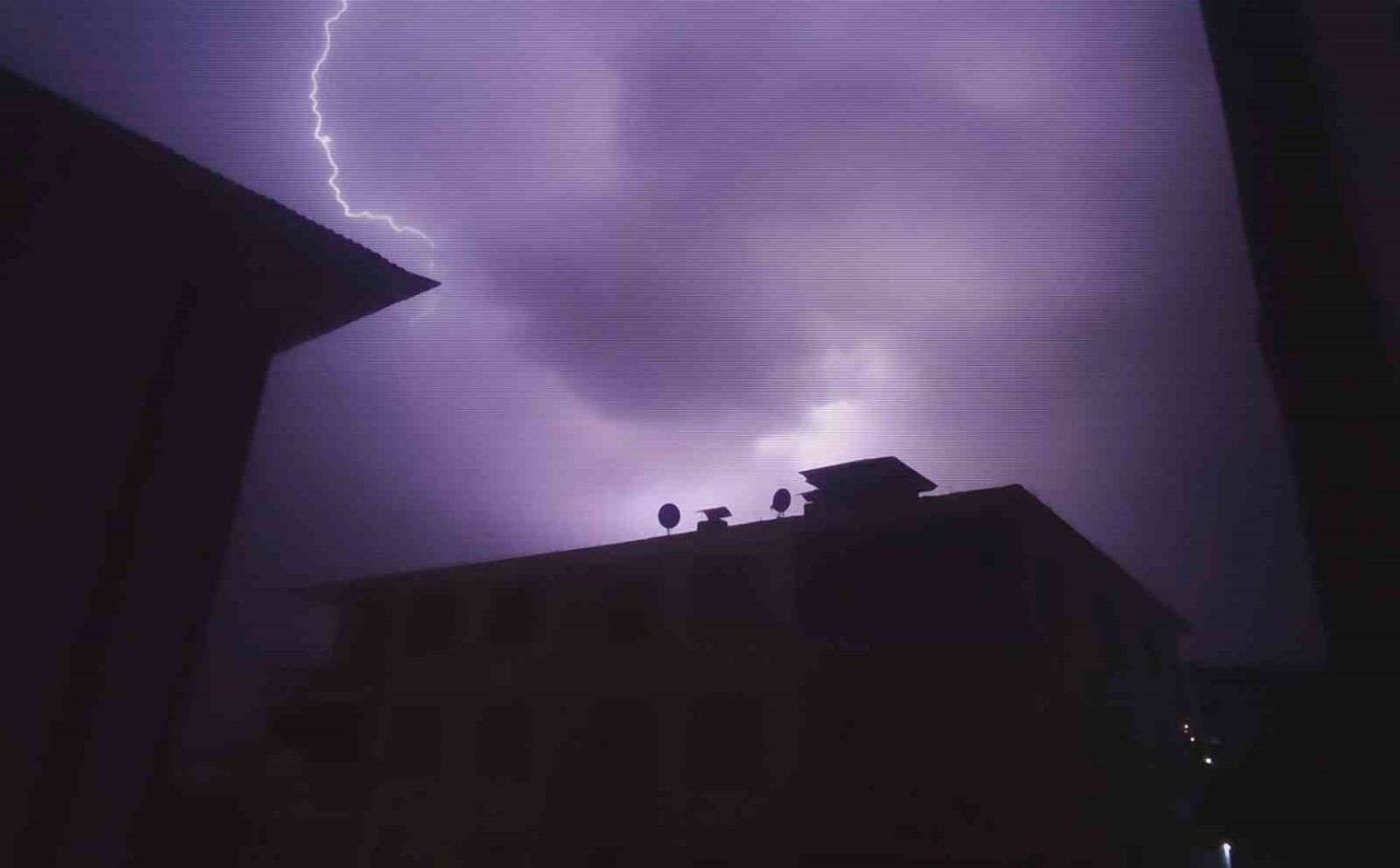 Bingöl’de şimşekler geceyi gündüze çevirdi