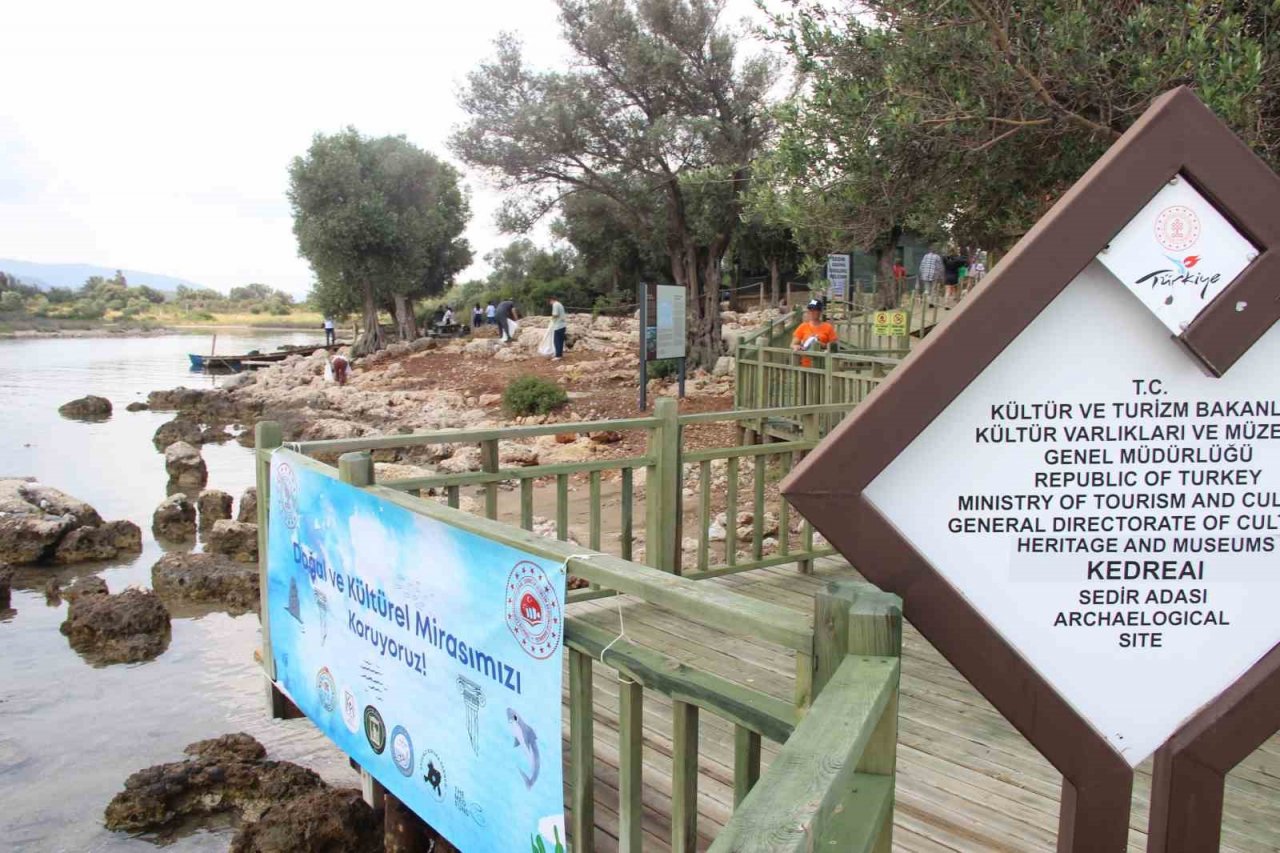 Sedir Adası’nda su altı ve kıyı temizliği