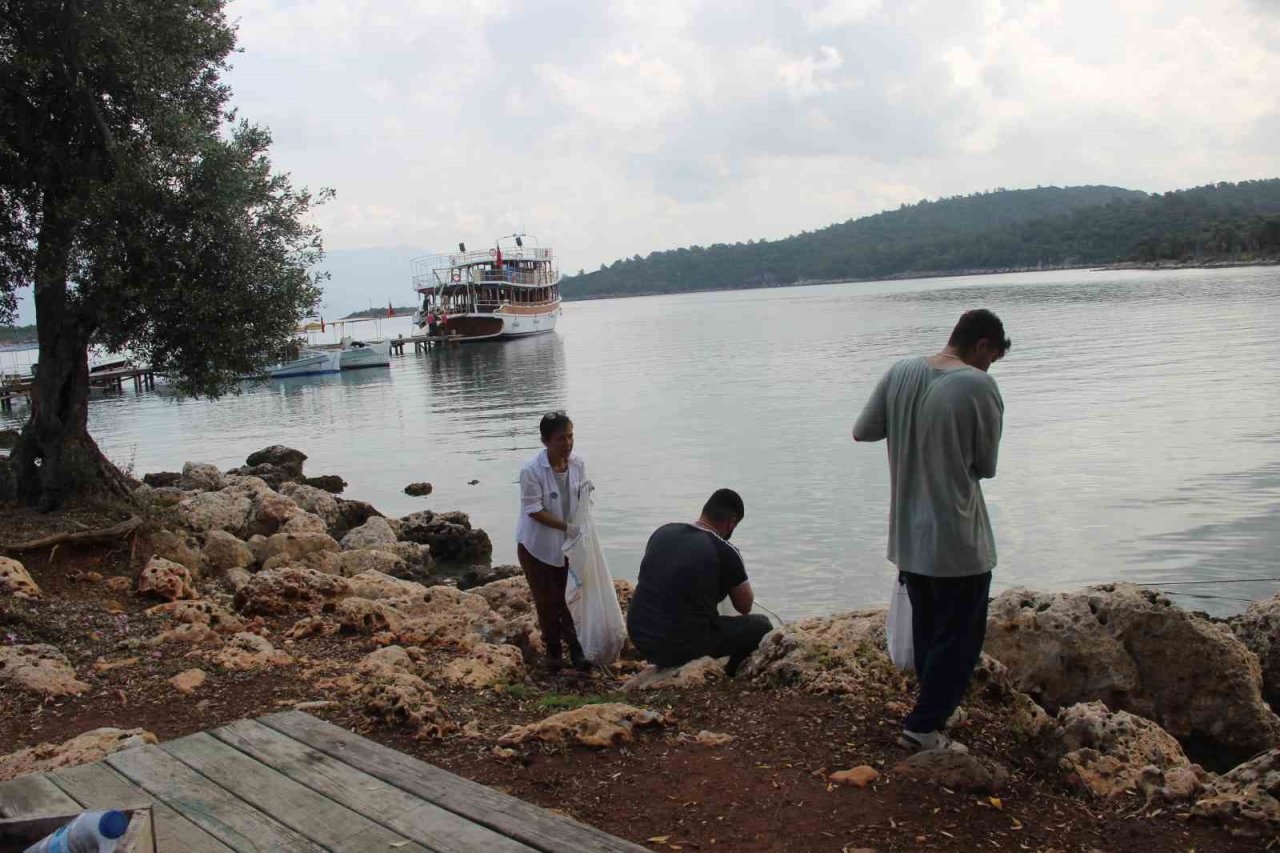 Sedir Adası’nda su altı ve kıyı temizliği