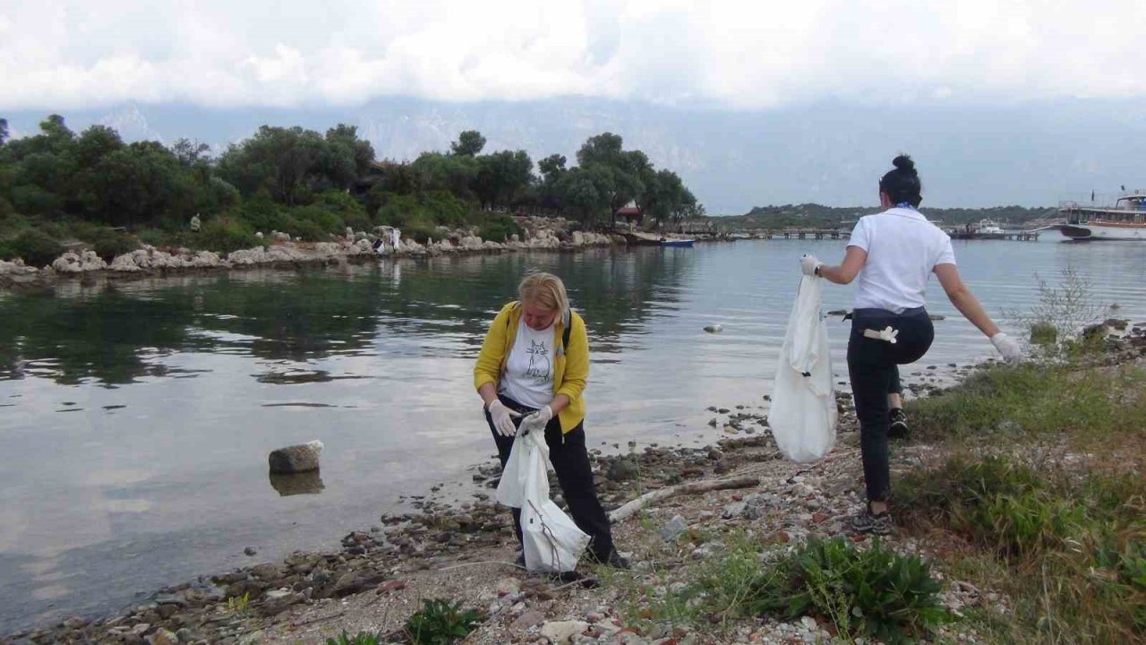 Sedir Adası’nda su altı ve kıyı temizliği