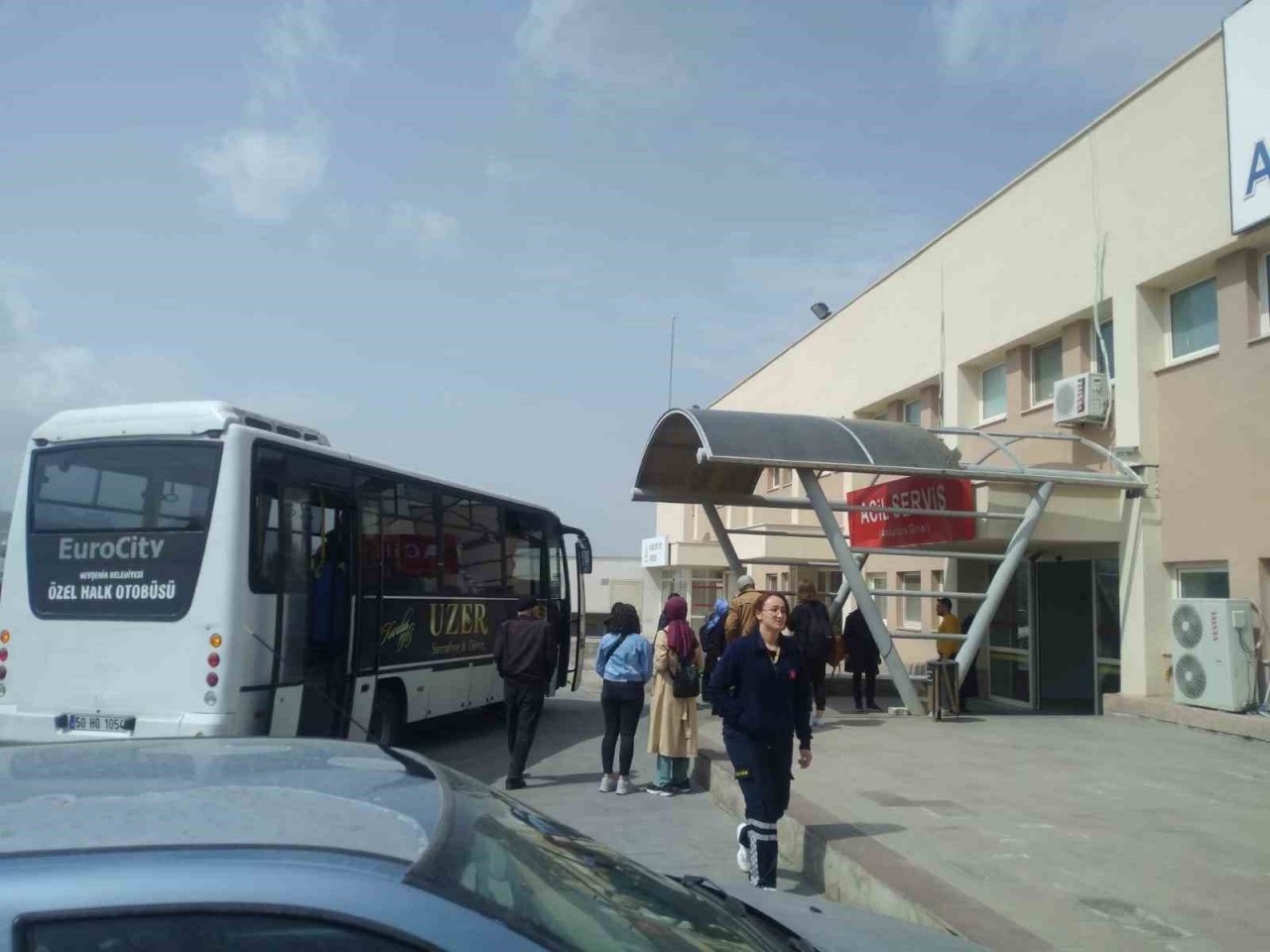 Otobüs şoförü bayılan genç kadını hastaneye yetiştirdi