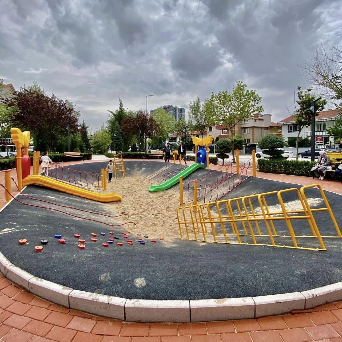 Pursaklar’da yenilenen park vatandaşların hizmetine sunuldu