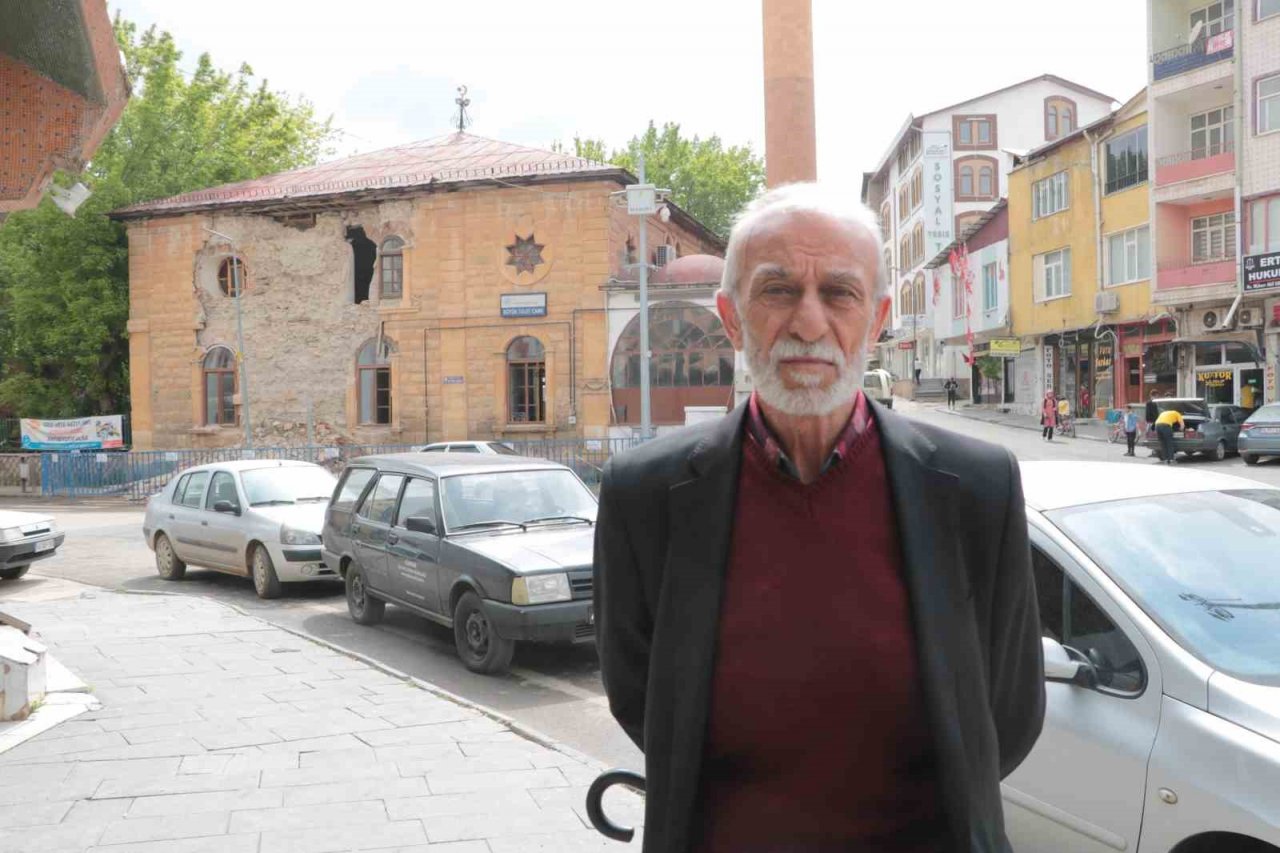 Vatandaşlar, depremde zarar gören caminin yıkılıp yeniden yapılmasını istedi