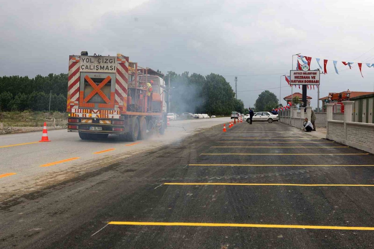 Sakarya’da bu yıl 3 bin 528 kilometre yol çizgisi asfaltla buluşacak
