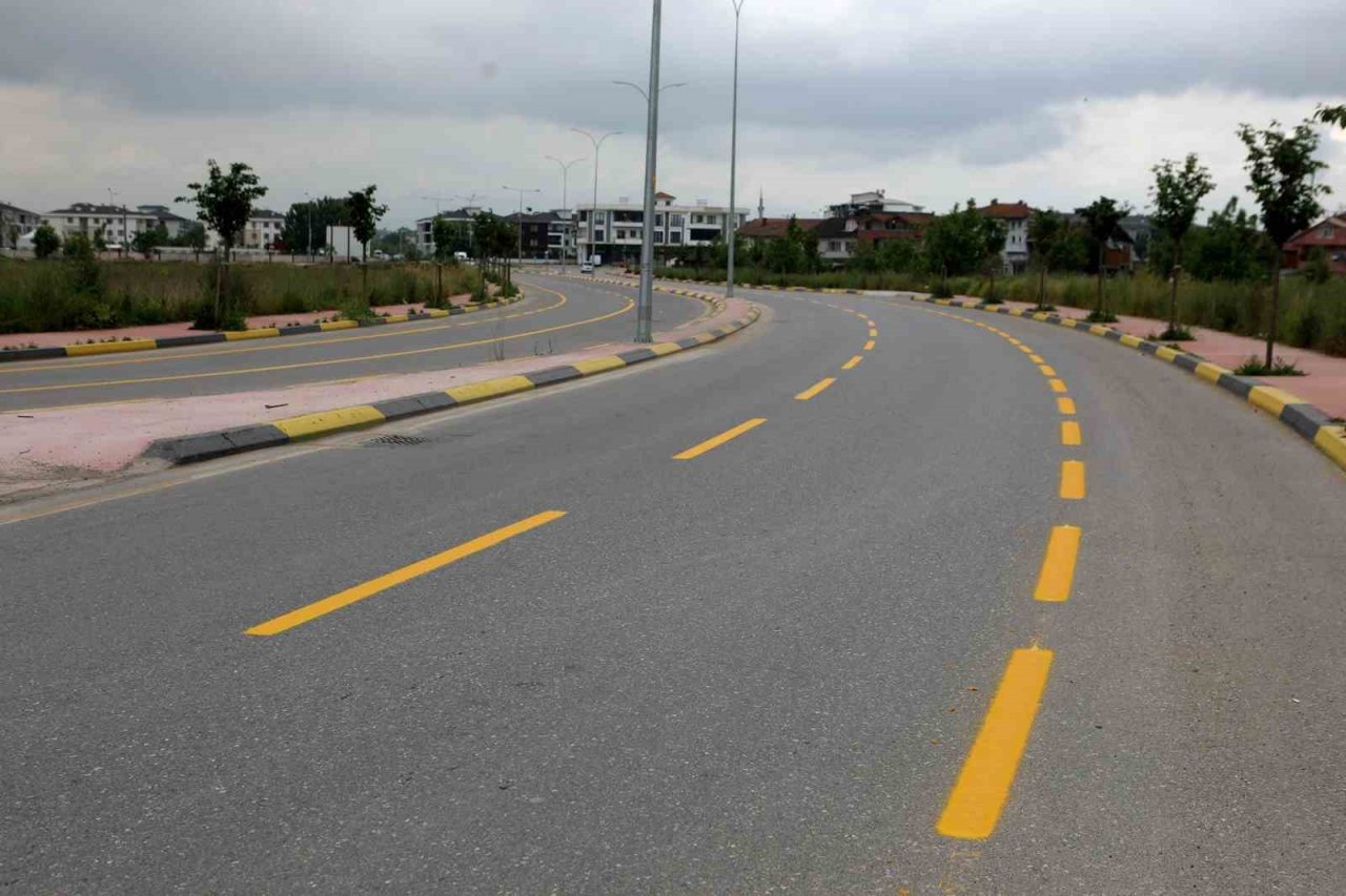 Sakarya’da bu yıl 3 bin 528 kilometre yol çizgisi asfaltla buluşacak