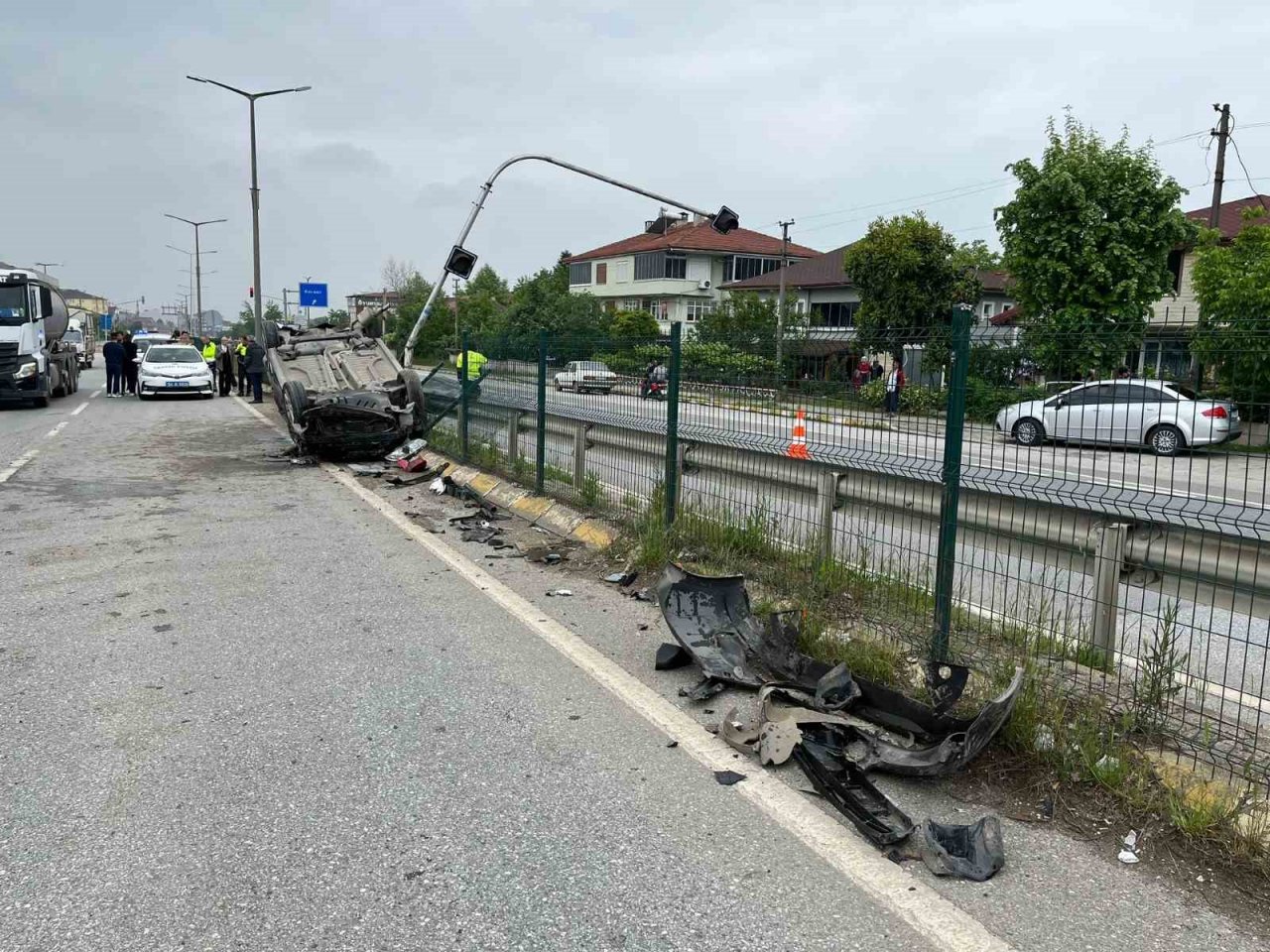 D-100’de bariyerlere çarpan otomobil takla attı: 1 yaralı