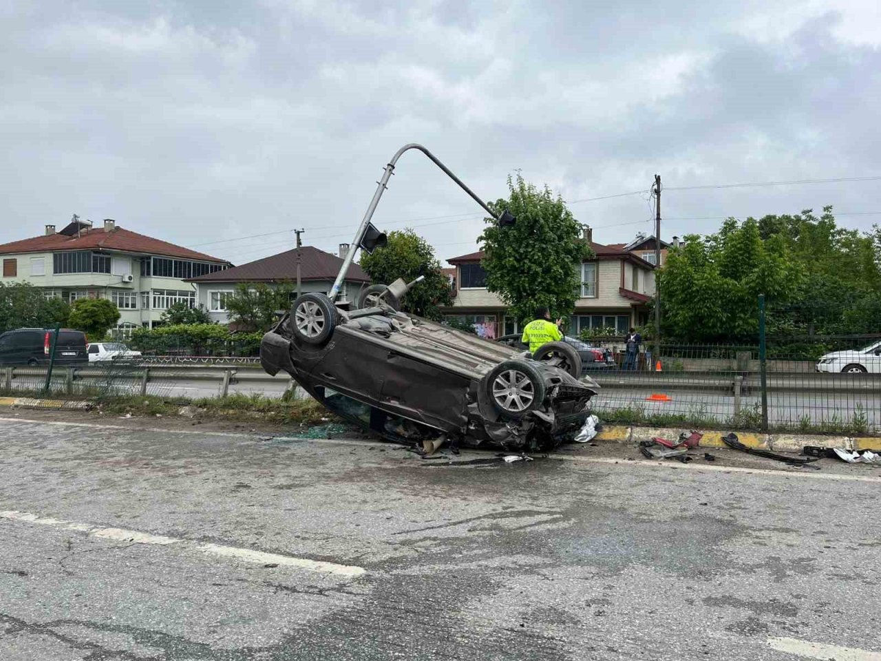 D-100’de bariyerlere çarpan otomobil takla attı: 1 yaralı
