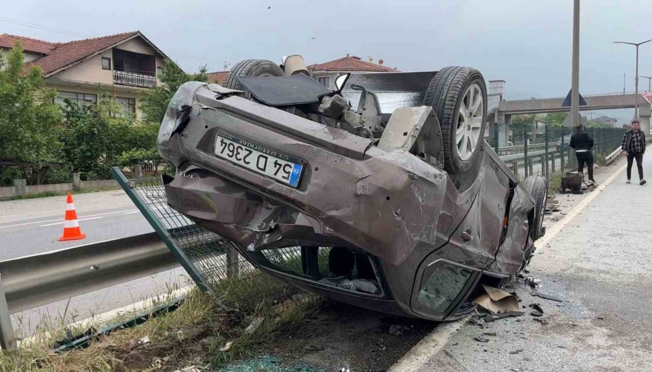 D-100’de bariyerlere çarpan otomobil takla attı: 1 yaralı