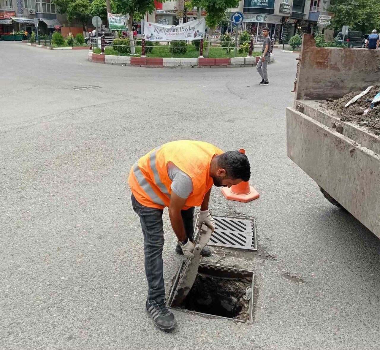 Belediye ekipleri atıklar nedeniyle tıkanan kanalları temizliyor