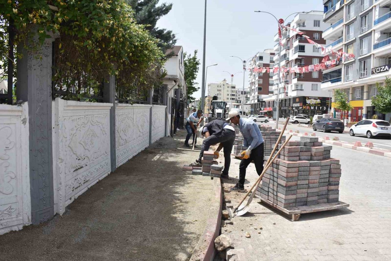 Siirt Belediyesi kilit parke döşeme ve kaldırım yenileme çalışmalarına devam ediyor