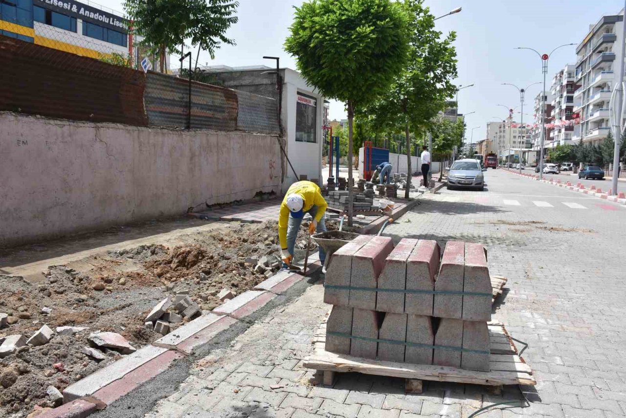 Siirt Belediyesi kilit parke döşeme ve kaldırım yenileme çalışmalarına devam ediyor