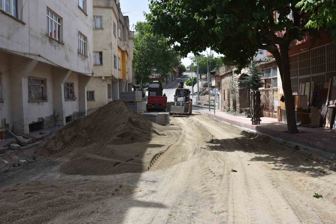 Siirt Belediyesi kilit parke döşeme ve kaldırım yenileme çalışmalarına devam ediyor