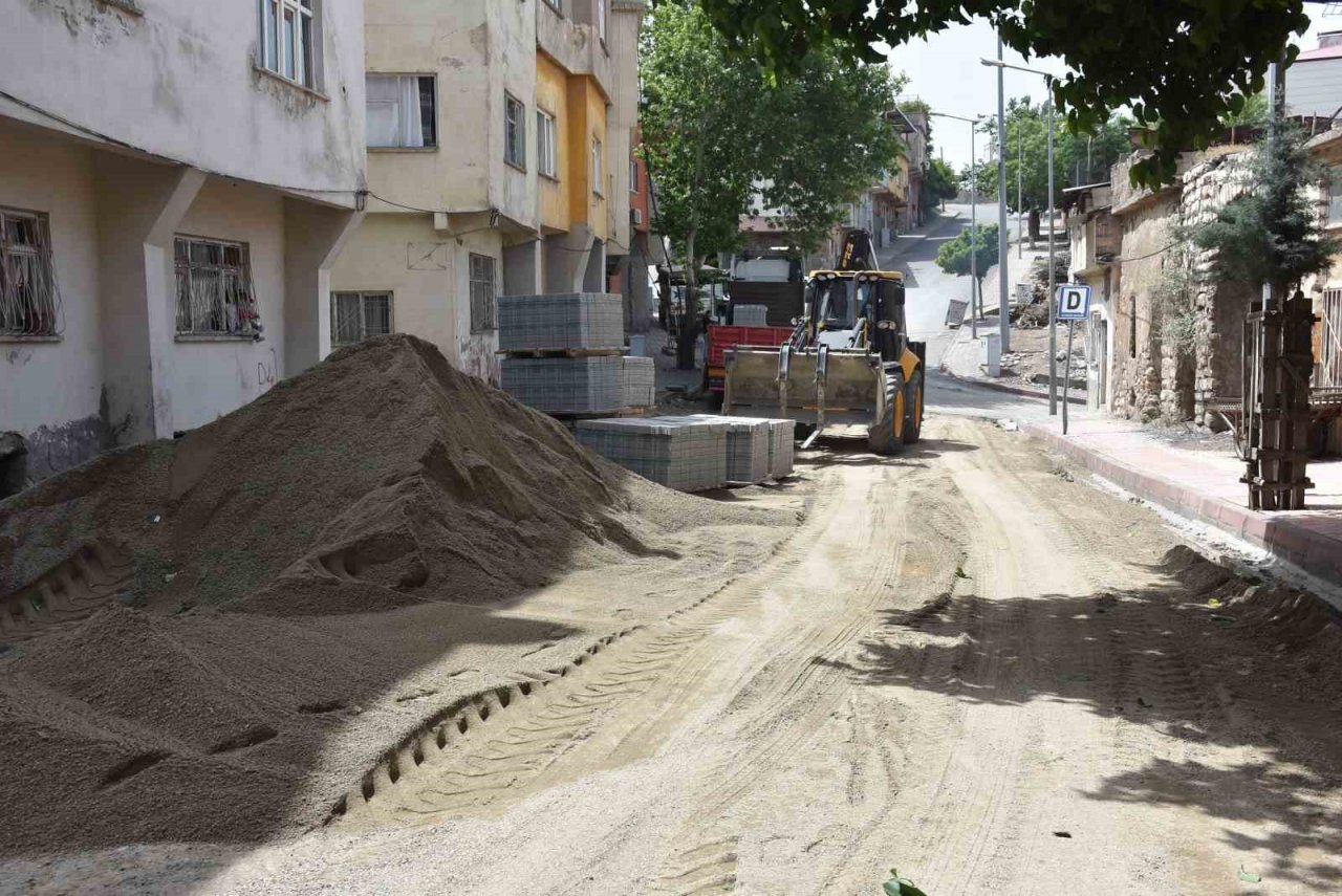 Siirt Belediyesi kilit parke döşeme ve kaldırım yenileme çalışmalarına devam ediyor