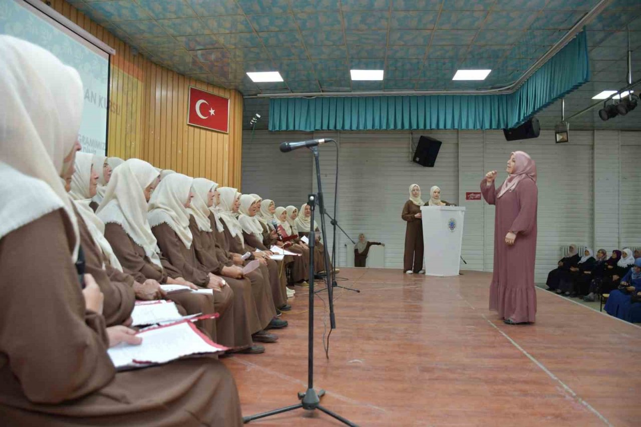 Simav’da yetişkin bayanlar Kur’an-ı Kerim’i öğrenme ve hatmetme heyecanı yaşadı