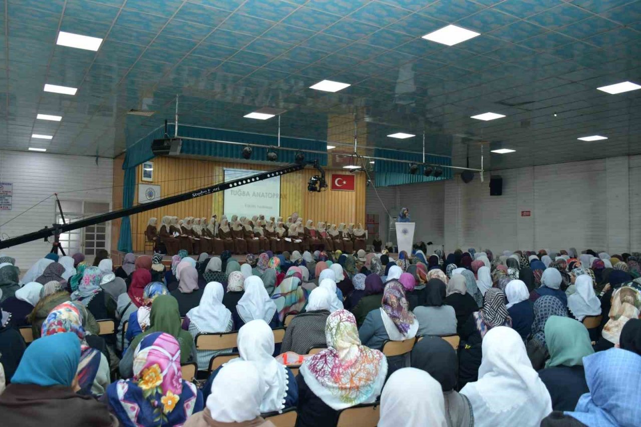 Simav’da yetişkin bayanlar Kur’an-ı Kerim’i öğrenme ve hatmetme heyecanı yaşadı