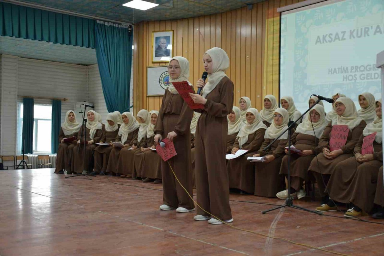 Simav’da yetişkin bayanlar Kur’an-ı Kerim’i öğrenme ve hatmetme heyecanı yaşadı