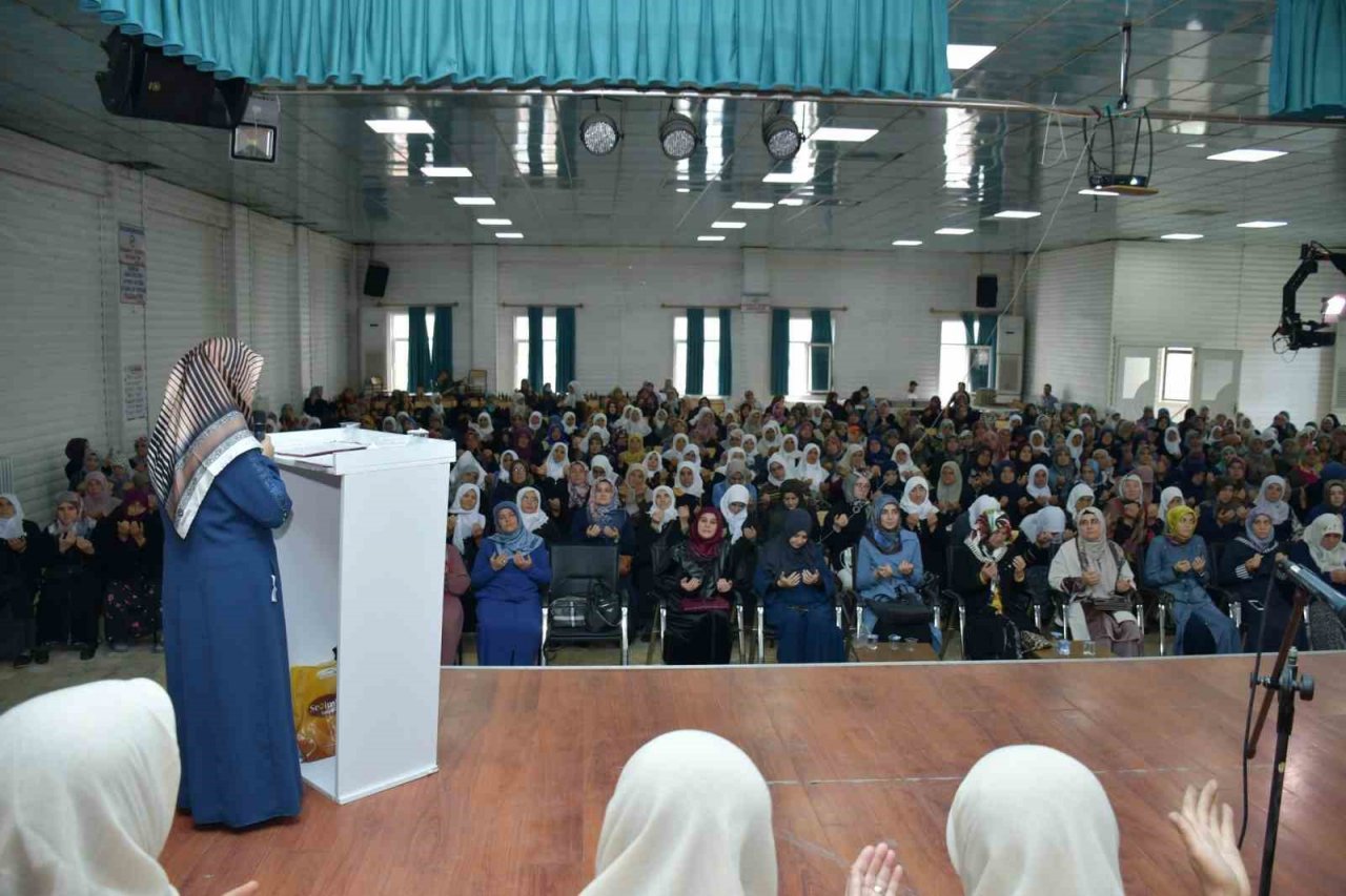 Simav’da yetişkin bayanlar Kur’an-ı Kerim’i öğrenme ve hatmetme heyecanı yaşadı