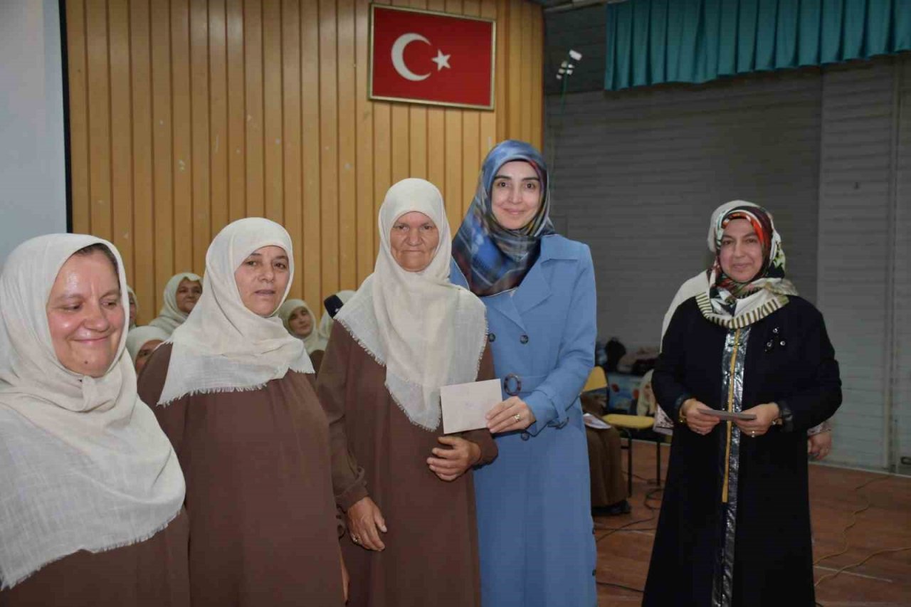 Simav’da yetişkin bayanlar Kur’an-ı Kerim’i öğrenme ve hatmetme heyecanı yaşadı