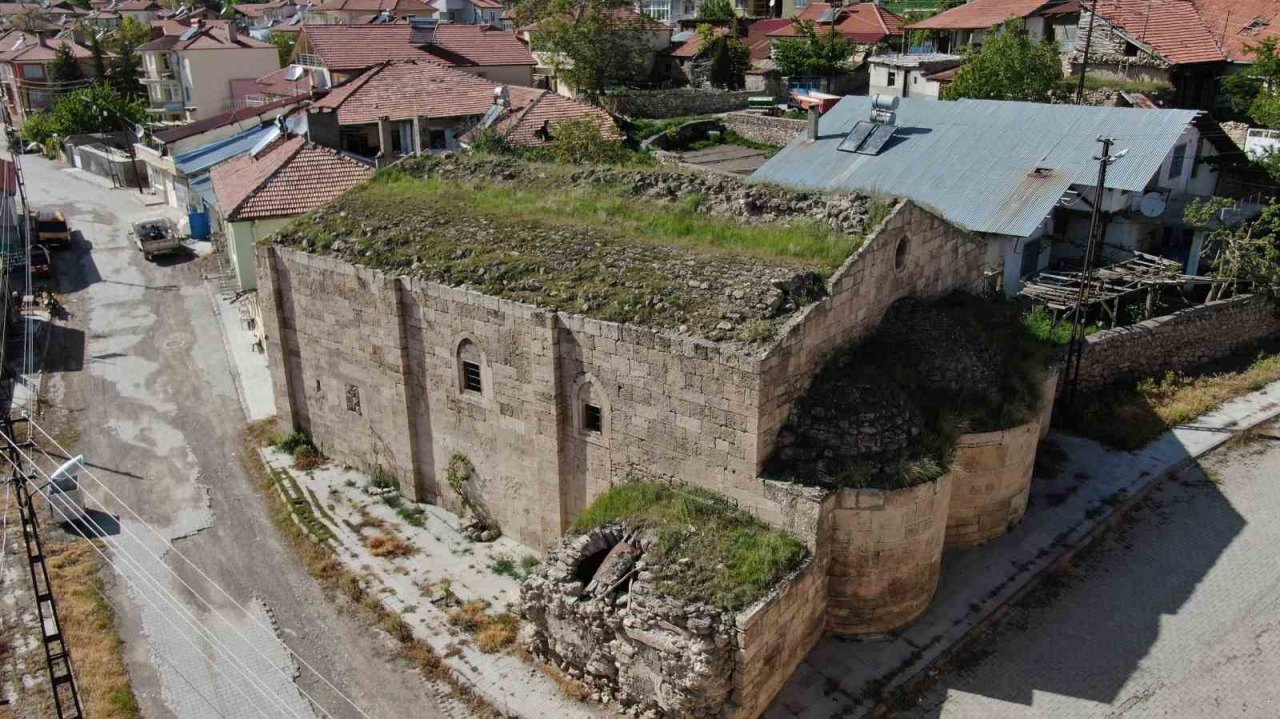 Havadan bahçeyi andıran 3 asırlık kilise turizme kazandırılmayı bekliyor
