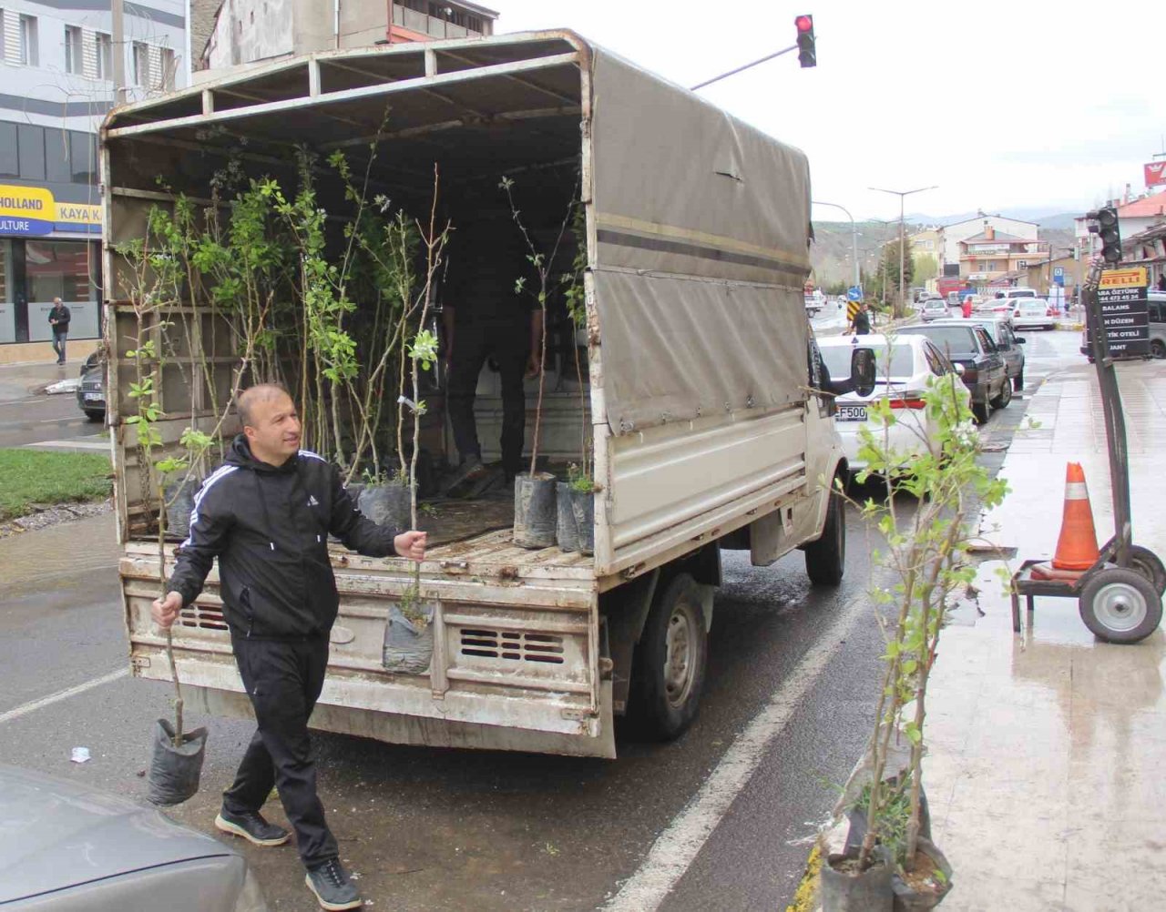 Traktör kazasında ölen babası için ilginç bir hayır yaptı