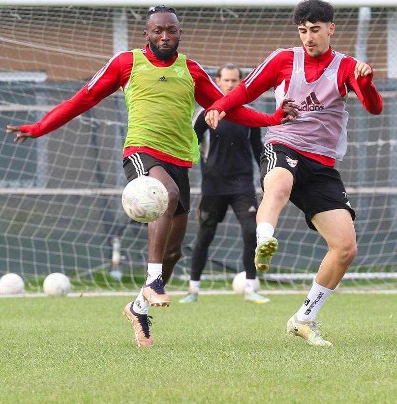 Rojhat Sağlam: "İlk kez A Takım’da oynadığım için çok mutluyum"