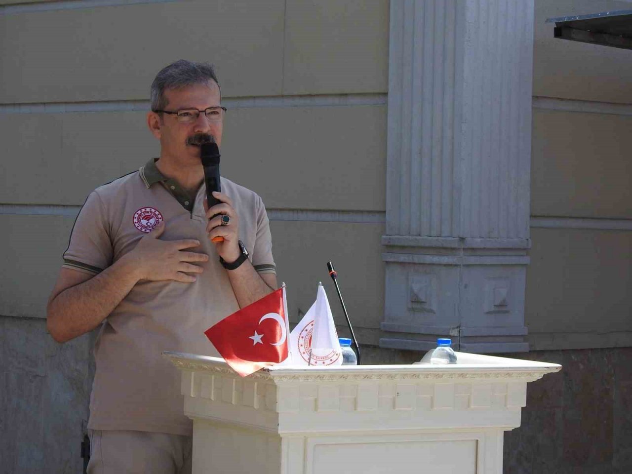 Depremzede hayvan yetiştiricilerine yem desteği